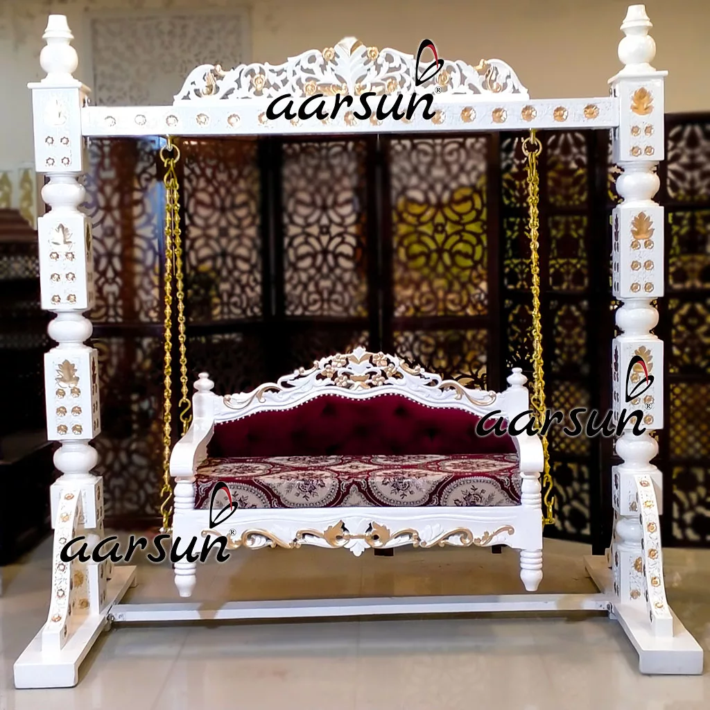सफेद और सुनहरे रंग में डिजाइनर लकड़ी का झूला